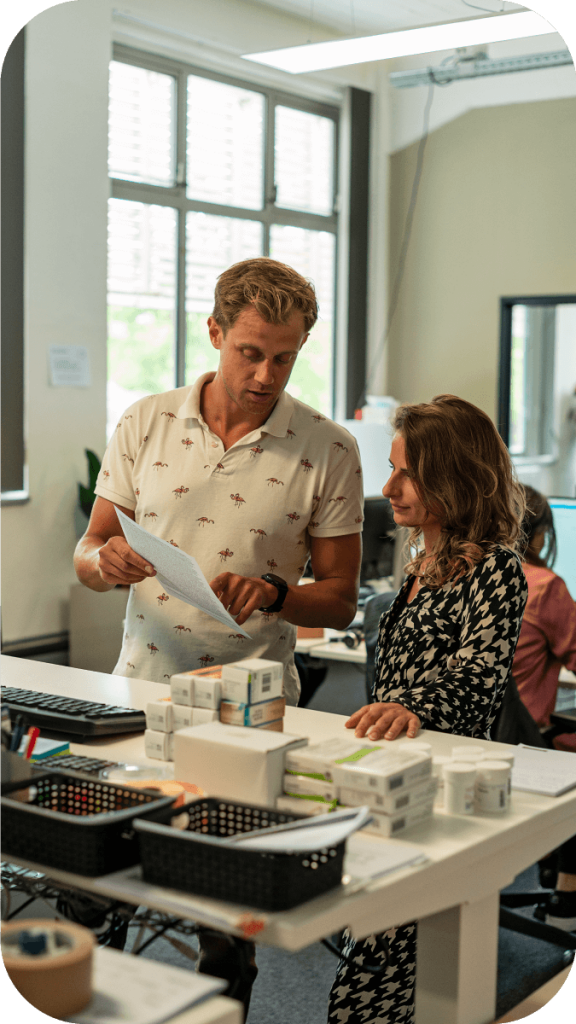 Overleg tussen apotheker en apothekersassistente