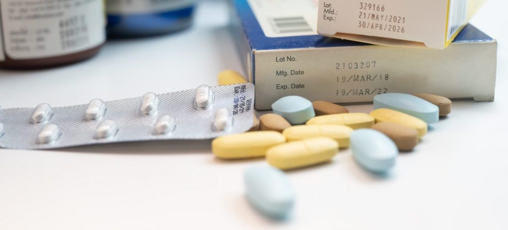Verschillende medicijnen die over de datum zijn