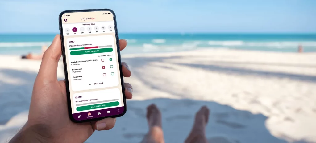 Persoon bekijkt MedApp's app vanuit een ligbed op het strand