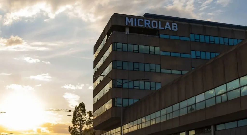 Gebouw van het Microlab in Eindhoven met op de achtergrond een mooie zonsondergang