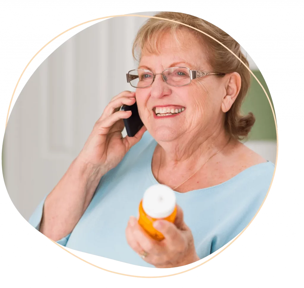 Vrolijk lachende oudere vrouw belt met haar mobiele telefoon naar de apotheek
