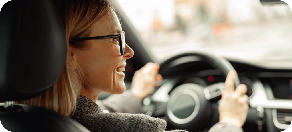 Een afbeelding van een vrouw die aan het autorijden is in het 'Autorijden met ADHD-medicatie' artikel.