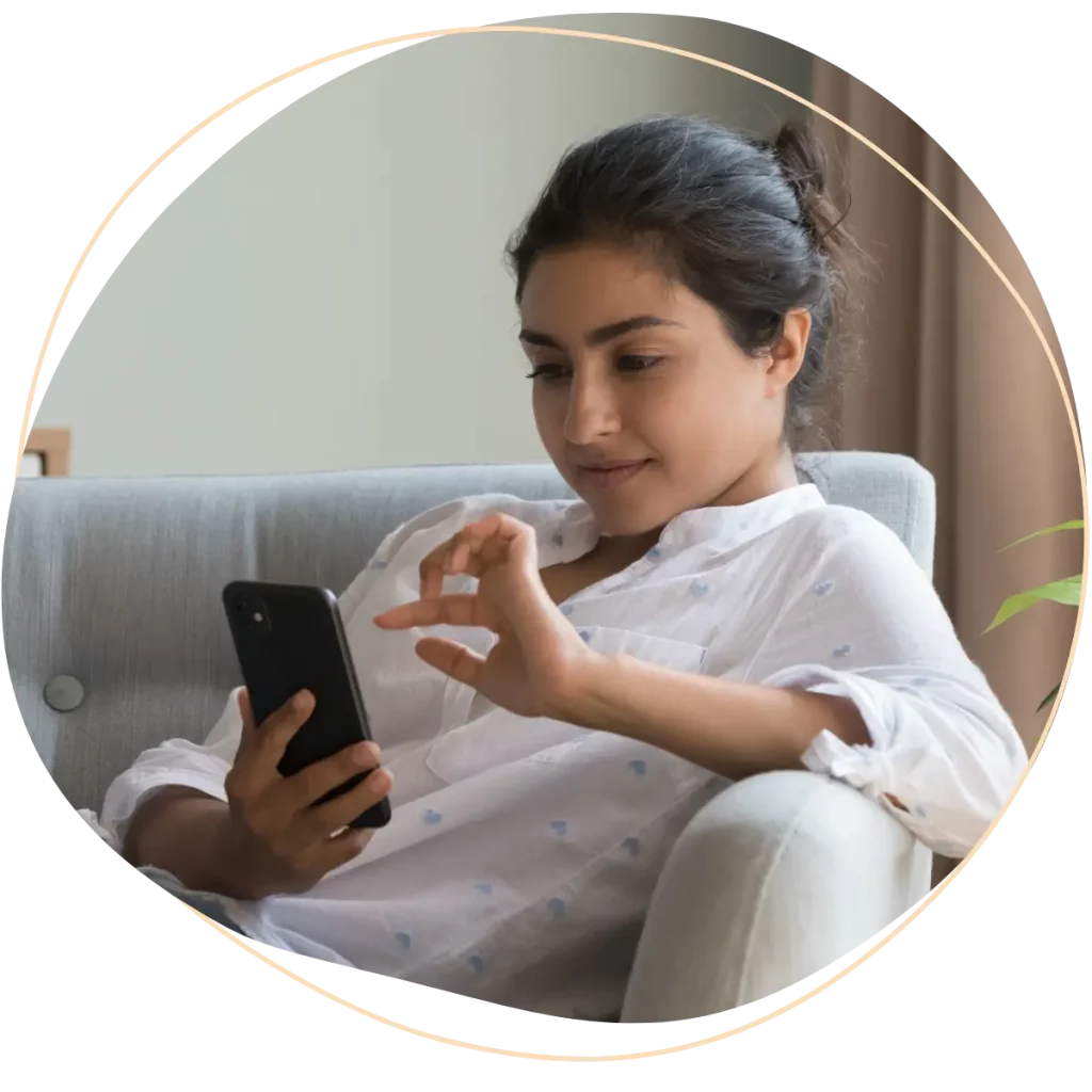 Een afbeelding van iemand met psoriasis die haar medicijnenlevering controleert in de app van MedApp.