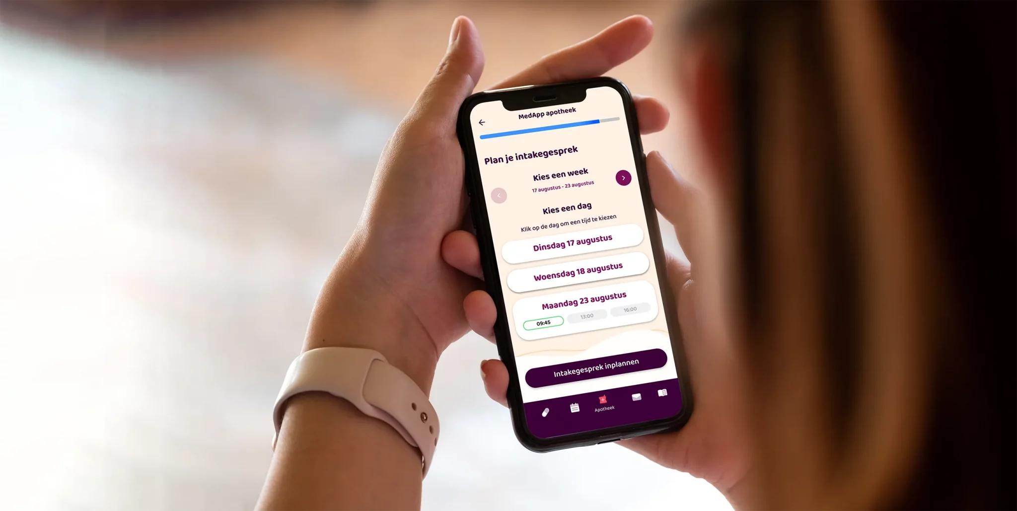 Mevrouw plant een intakegesprek in via de app van MedApp