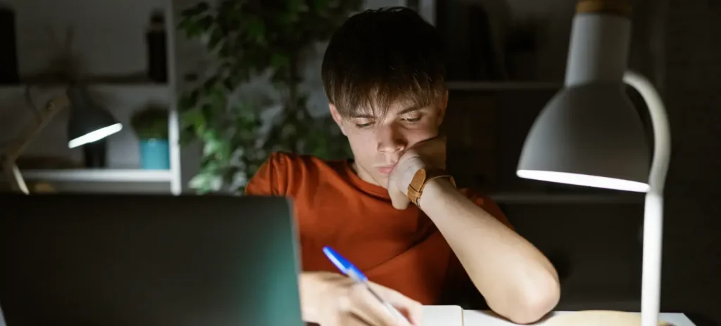jongen die aan het studeren is en ADHD-medicatie heeft gebruikt